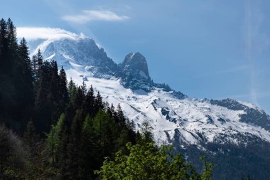 Kırmızı iğneli Fransız Alpleri 'nin manzarası ve Mont Blanc kalabalığı. 