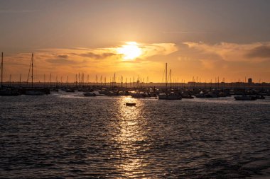Şehrin, denizin ve Pornichet limanının üzerinde gün batımı