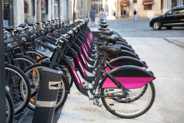 Dijon, Fransa 'da kiralık elektrikli bisikletler park etmiş.