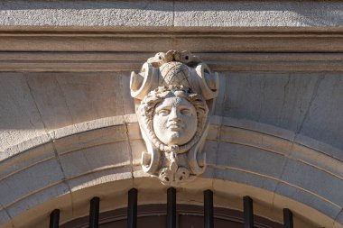 Fransa 'nın Dijon şehrinde taş bir duvara kazınmış bir yüzün ayrıntıları.