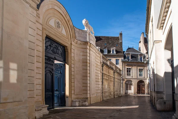 Dijon şehrinin mimarisinin ayrıntıları. 