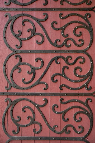 Dettaglio Una Vecchia Porta Rossa Legno Con Decorazione Ferro Battuto — Foto Stock