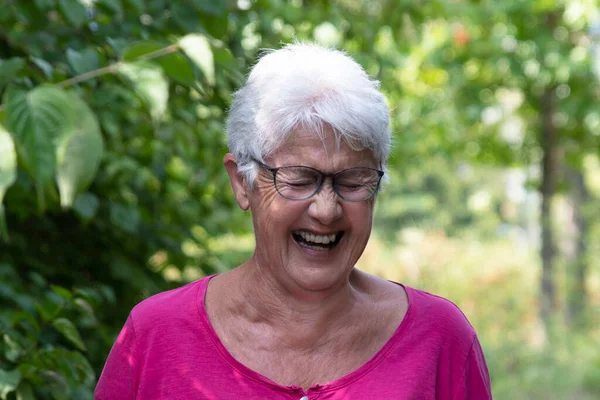 Eine Ältere Frau Draußen Lacht Laut — Stockfoto