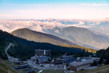Fransa, Alplerdeki Chamrousse 'da yaz dağı manzarası