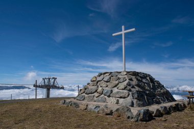 Chamrousse Fransa 'daki Alplerdeki dağların tepesinden geçiyor.