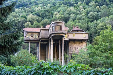 Terk edilmiş eski bir evin mimarisi.