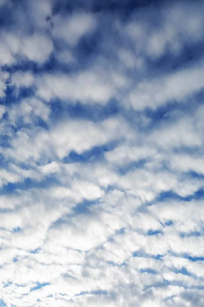 Ένα Χνουδωτό Λευκό Σύννεφο Μπλε Θέα Στον Ουρανό — Φωτογραφία Αρχείου