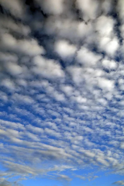 Ένα Χνουδωτό Λευκό Σύννεφο Μπλε Θέα Στον Ουρανό — Φωτογραφία Αρχείου