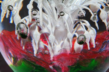 Çizgi ve Renkli Kağıt Ağırlığı 'ndan canlı bir Soyut Cam Girdap ve Kabarcıklar