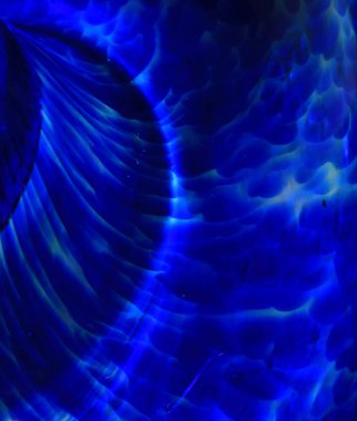 Çizgi ve Renkli Kağıt Ağırlığı 'ndan canlı bir Soyut Cam Girdap ve Kabarcıklar