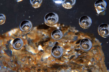 Çizgi ve Renkli Kağıt Ağırlığı 'ndan canlı bir Soyut Cam Girdap ve Kabarcıklar