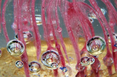 Çizgi ve Renkli Kağıt Ağırlığı 'ndan canlı bir Soyut Cam Girdap ve Kabarcıklar