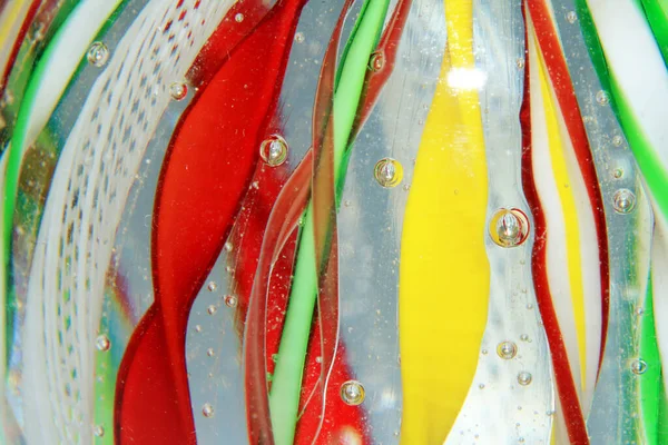 Vibrante Vidro Abstrato Redemoinhos Bolhas Paperweight Com Linhas Cores — Fotografia de Stock