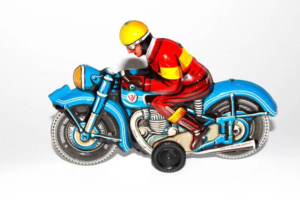 Старинная Оловянная Пластина Мотоцикл Игрушки Белом Фоне — стоковое фото