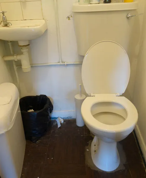 화장실에 식탁보와 지저분 더러운 화장실 청소되지 않는다 — 스톡 사진