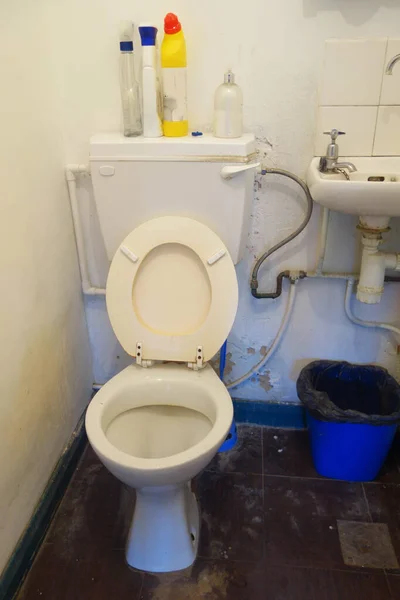 Eine Schmutzige Toilette Mit Sitz Und Schüssel Öffentlichen Badezimmern Nicht — Stockfoto