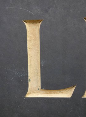 Sıkıntılı Durum Tipografisinde Yazılan Bir Harf L Bulundu