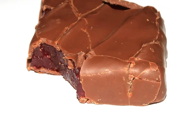 Kousnutá Polovina Snědené Čokoládové Tyčinky Třešňovou Želé Uvnitř Bílém Pozadí — Stock fotografie