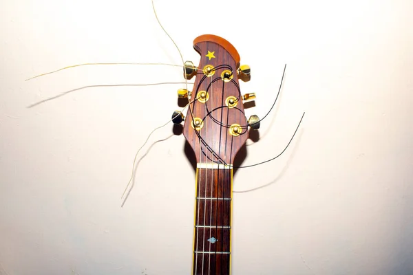 Ένα Κοντινό Πλάνο Ενός Παλαιού Vintage Acoustic Guitar Strings Neck — Φωτογραφία Αρχείου