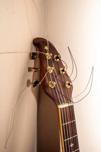古いヴィンテージ アコースティック ギター ストリングスとネックのクローズアップ — ストック写真