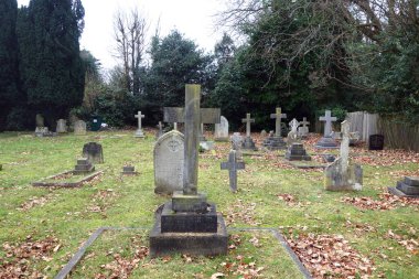 Kırık ve Düşmüş Çarmıhları ve Mezarları Fazla Büyümüş Çimlerde Olan Eski Bir Mezarlık