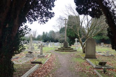 Kırık ve Düşmüş Çarmıhları ve Mezarları Fazla Büyümüş Çimlerde Olan Eski Bir Mezarlık