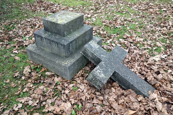 Stary Cmentarz Złamanymi Upadłymi Krzyżami Grobami Przerośniętej Trawie — Zdjęcie stockowe