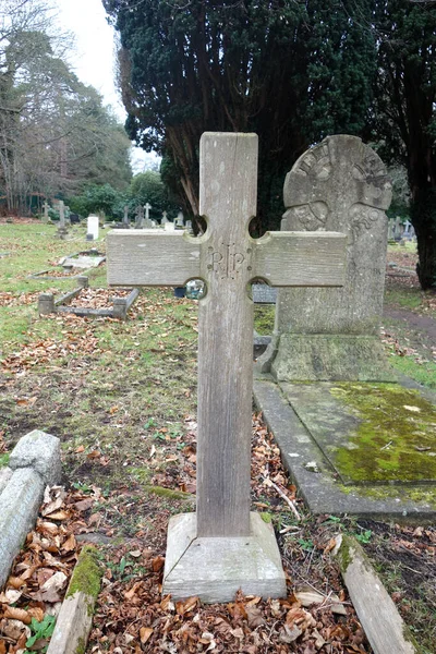 Ein Alter Friedhof Mit Zerbrochenen Und Gefallenen Kreuzen Und Gräbern — Stockfoto