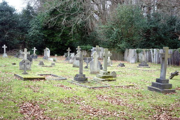 Velho Cemitério Com Cruzes Quebradas Caídas Sepulturas Grama Crescida Assustador — Fotografia de Stock