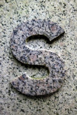 Sıkıntılı Durum Tipografisi ile Yazılan Harf Bulundu