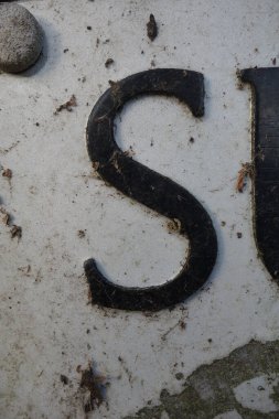 Sıkıntılı Durum Tipografisi ile Yazılan Harf Bulundu