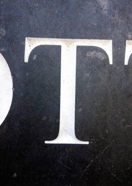 Sıkıntılı Durum Tipografisi ile Yazılan Harf Bulundu