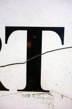 Sıkıntılı Durum Tipografisi ile Yazılan Harf Bulundu