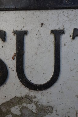 Sıkıntılı Durum Tipografisi ile Yazılan Harf Bulundu