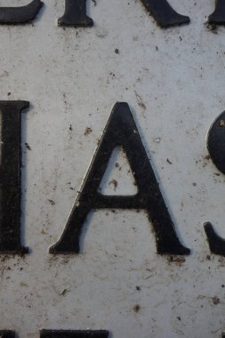 Sıkıntılı Durum Tipografisi ile Yazılan Harf Bulundu