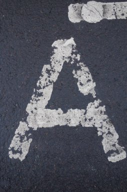 Sıkıntılı Durum Tipografisi ile Yazılan Harf Bulundu