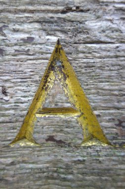 Sıkıntılı Durum Tipografisi ile Yazılan Harf Bulundu