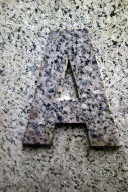 Sıkıntılı Durum Tipografisi ile Yazılan Harf Bulundu