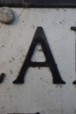 Sıkıntılı Durum Tipografisi ile Yazılan Harf Bulundu