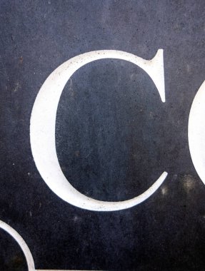 Sıkıntılı Durum Tipografisi ile Yazılan Harf Bulundu