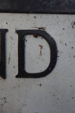 Sıkıntılı Durum Tipografisi ile Yazılan Harf Bulundu