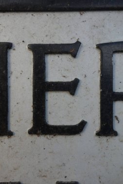 Sıkıntılı Durum Tipografisi ile Yazılan Harf Bulundu