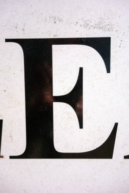 Sıkıntılı Durum Tipografisi ile Yazılan Harf Bulundu