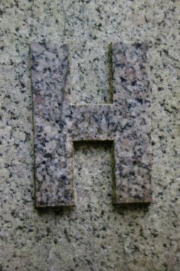 Sıkıntılı Durum Tipografisi ile Yazılan Harf Bulundu