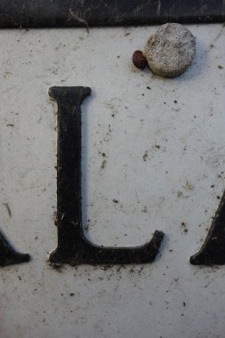 Sıkıntılı Durum Tipografisi ile Yazılan Harf Bulundu