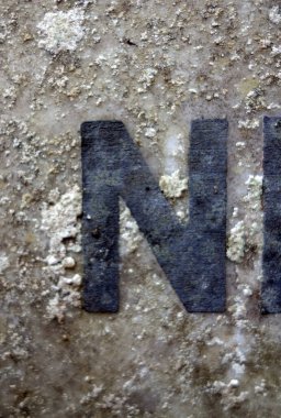 Sıkıntılı Durum Tipografisi ile Yazılan Harf Bulundu