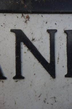 Sıkıntılı Durum Tipografisi ile Yazılan Harf Bulundu