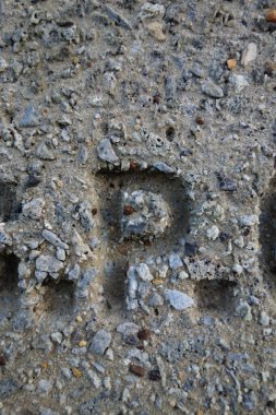 Sıkıntılı Durum Tipografisi ile Yazılan Harf Bulundu