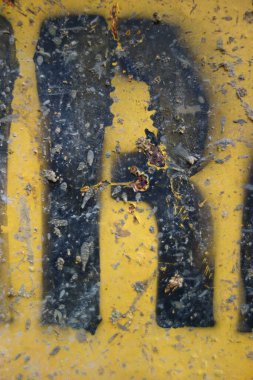 Sıkıntılı Durum Tipografisi ile Yazılan Harf Bulundu