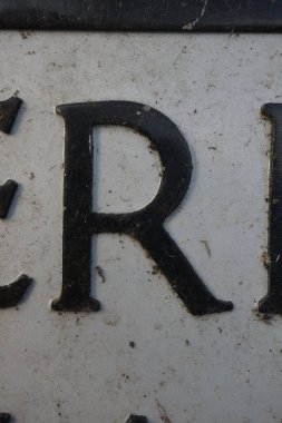 Sıkıntılı Durum Tipografisi ile Yazılan Harf Bulundu